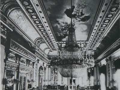 E osservando alcune immagini antiche � sorprendente notare come gli ambienti, a distanza di decenni, siano rimasti perfettamente uguali (foto di Arturo Cucciolla tratta dal libro "Bari capitale a teatro. Il politeama Petruzzelli" - Edipuglia, 1987)